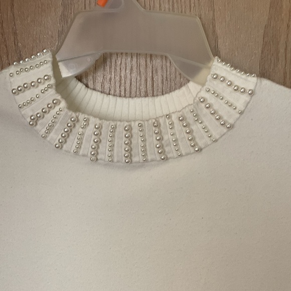 Sleeveless knit turtleneck type sweater with pearls around the neck - Picture 2 of 4